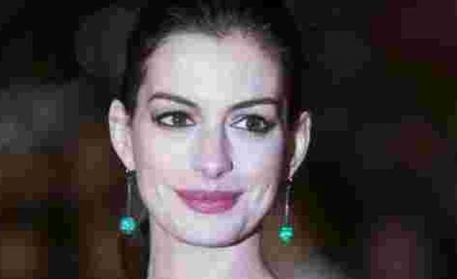 Anne Hathaway'in çıplak fotoğrafları sızdırıldı!