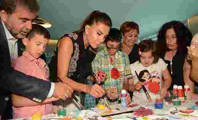 Ünlü sanatçı Ebru Yaşar ile görme engelli çocukların geleceği renkleniyor