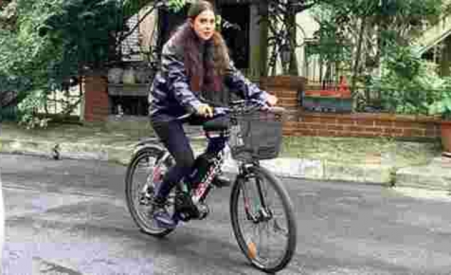 Asena Tuğal arabasını satıp bisiklet aldı!