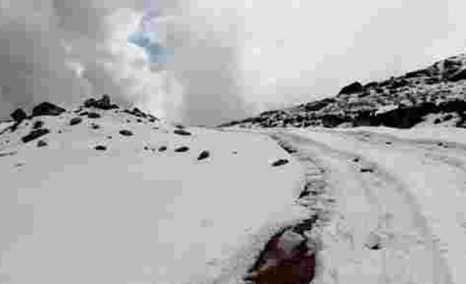 Erzurum'da kar kalınlığı 5 santimetreyi buldu