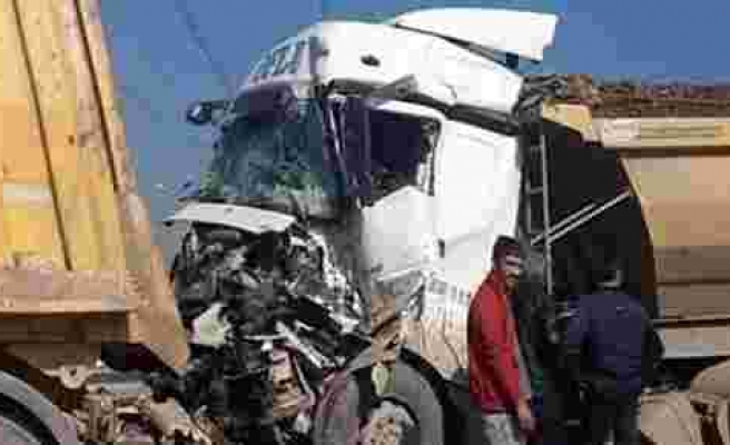 Okmeydanı'ndaki kamyon kazası trafiği kilitledi