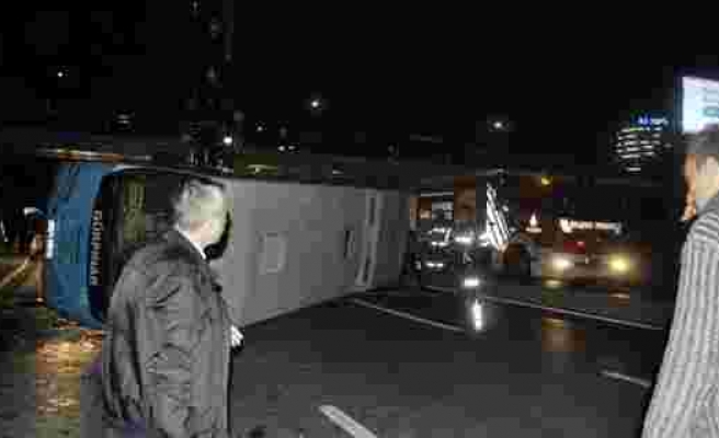 İstanbulda halk otobüsü devrildi: 6 yaralı
