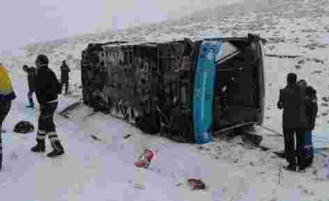 Karlı yolda kayan özel halk otobüsü yan yattı!