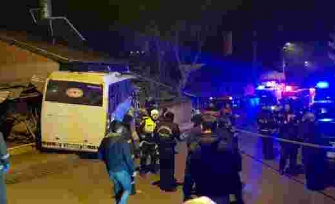 Servis midibüsü eve girdi: 4 ölü, 2 yaralı