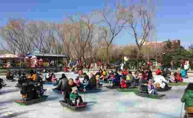 Çinliler bayramda parklara akın etti