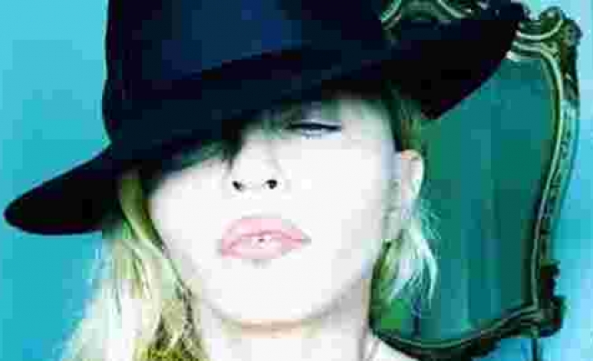Madonna'dan üstsüz selfie!