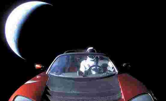 Tesla Roadster, teleskopla görüldü