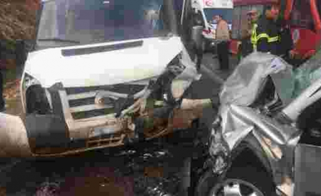 İşçi servisi ile hafif ticari araç çarpıştı: 14 yaralı