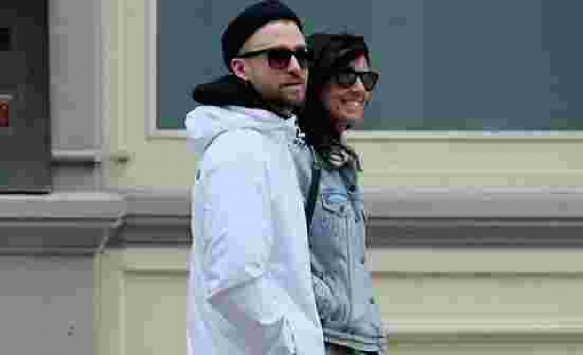 Justin Timberlake arkadaşıyla kol kola