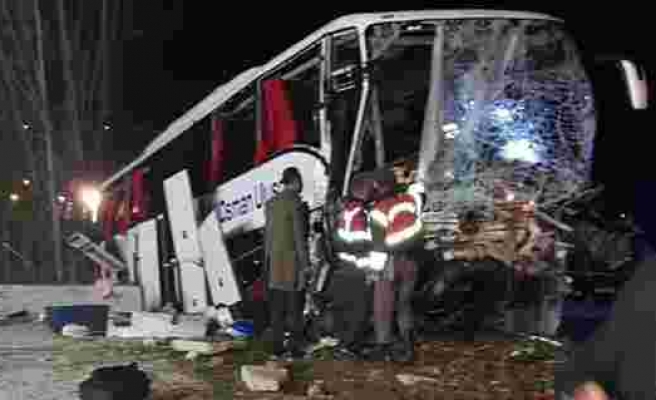 Yolcu otobüsü kaza yaptı: 2 ölü, 33 yaralı