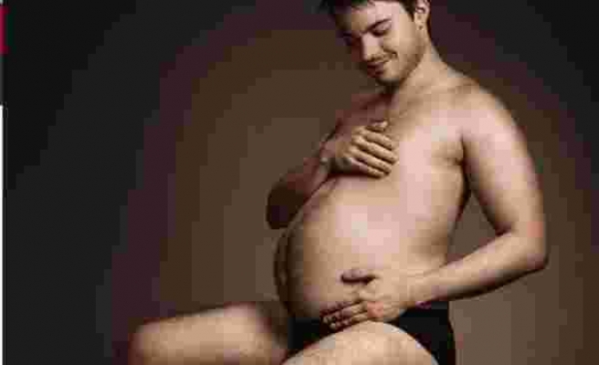 Hamile eşleri için göbekleriyle poz veren baba adayları