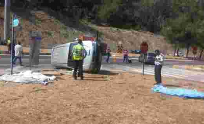 Turist minibüsü otomobille çarpıştı: 4 ölü, 2 yaralı