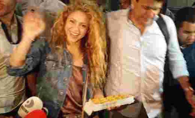 Gazetecilerden Shakira'ya baklava ikramı