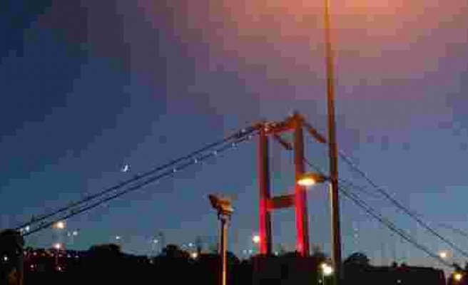 İstanbul semalarında duygulandıran ay yıldız görüntüsü