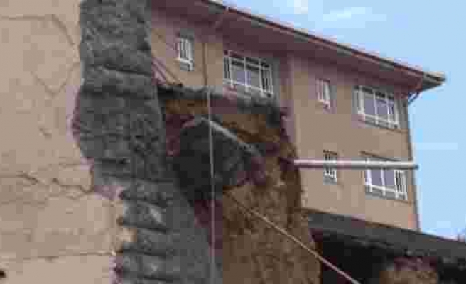 İstanbulda okulun duvarı çöktü