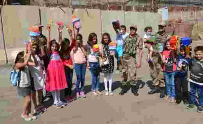 Irak sınırında jandarma vatandaşın bayramını kutladı