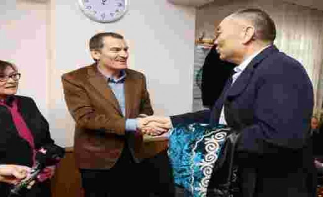 AK Parti Zeytinburnu Belediye Başkan adayı Arısoy, Kazakların 'Nişan Bata'sına katıldı