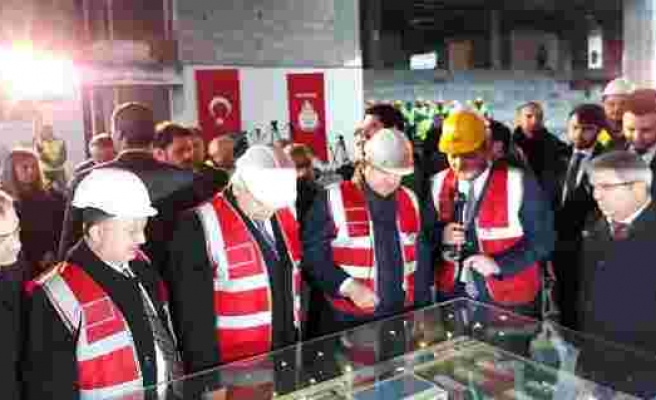 Dışişleri Bakanı Çavuşoğlu, Başkan Uysal ile BM Gençlik Merkezi inşaatını inceledi