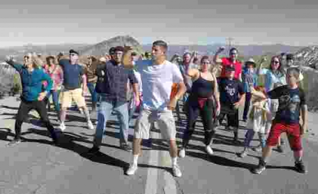 Dünyanın Dört Bir Yanında 1000 Farklı İnsanla Dans Eden Adam