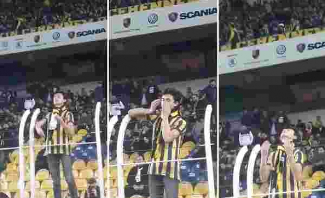 Fenerbahçe - Yeni Malatya Maçında Sahaya Buğday Atarak Dua Eden Taraftar