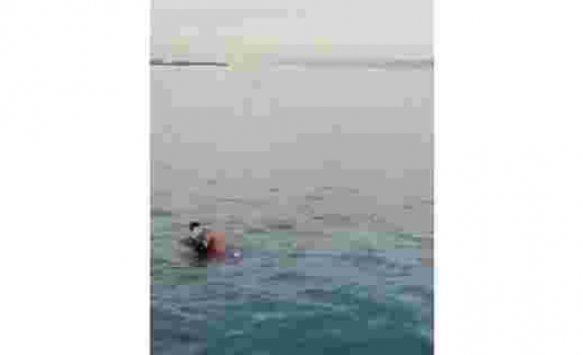 Kadıköy'de kahraman Çevik Kuvvet polisinin denize düşen genç kızı kurtarma anları kamerada