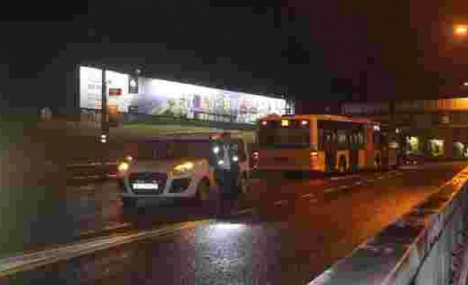 Metrobüs yoluna giren şahsa, metrobüs çarptı: 1 yaralı