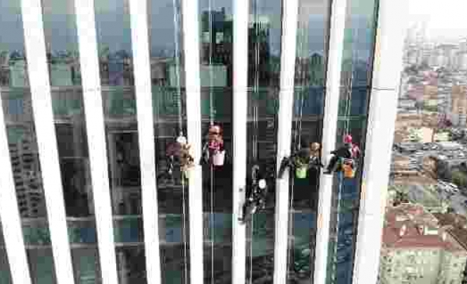 (Özel) 130 metre yükseklikte temizlik işçilerinin ekmek mücadelesi havadan görüntülendi