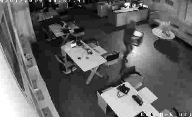 (Özel) Emlak ofisine giren hırsızlar döviz dolu kasayı çalıp kaçtı