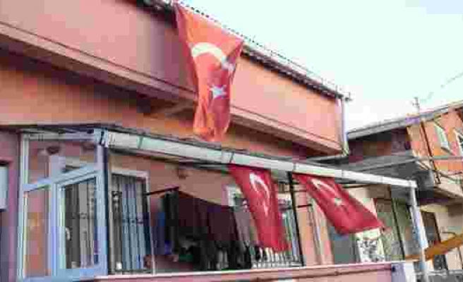 (Özel Haber) Zeytin Dalı Harekatı'nda şehit düşen Fatih Mehmethan'ın baba evinde Türk bayrağı dalgalanıyor