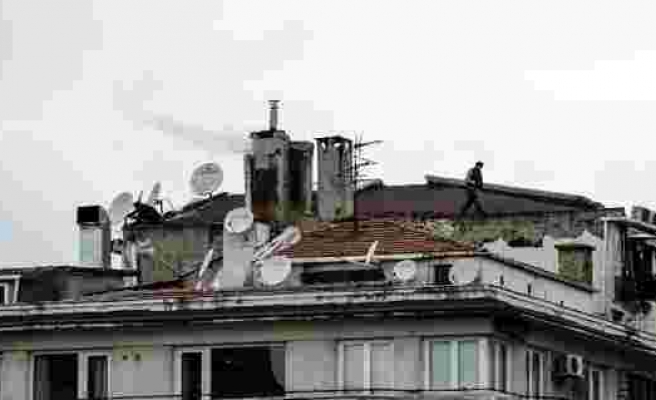 (Özel) Taksim'de çatıda tedbirsiz anten tamiri yürekleri ağza getirdi