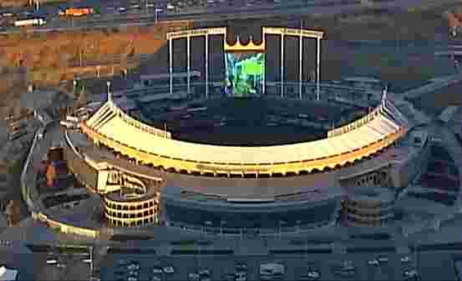 Stadyumun Dev LED Ekranında Mario Kart Oynayan Kafadarlar