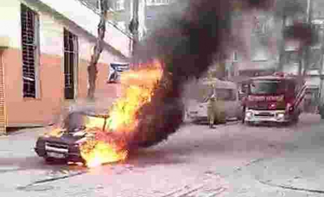 Sultangazi'de otomobil yol ortasında alev alev yandı