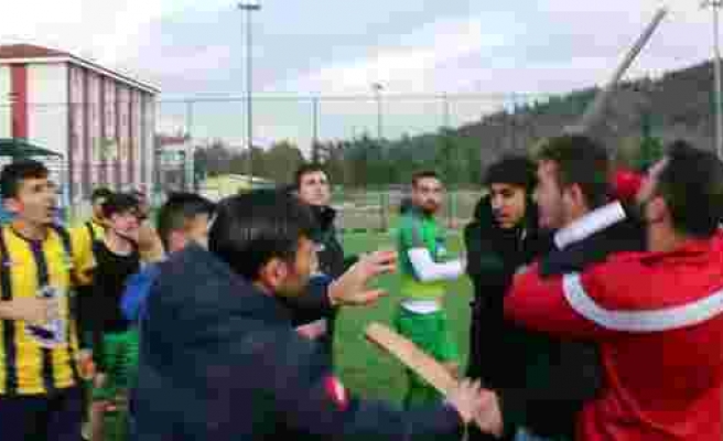 Tokatta amatör maçta kavga; elinde sopayla futbolculara saldırmaya