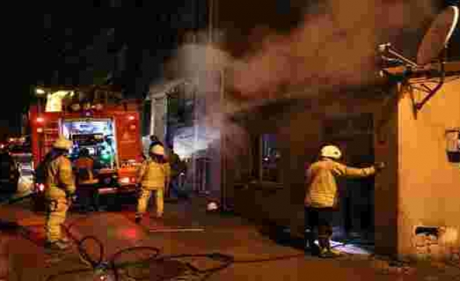 Üsküdar'da korkutan yangın: 2 çocuk dumandan etkilendi