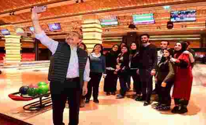 AK Parti Ataşehir Belediye Başkan Adayı İsmail Erdem gençlerle bowling turnuvasına katıldı