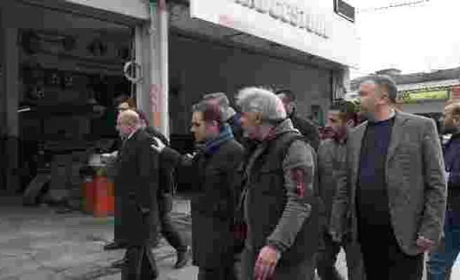AK Partili başkan adayı, arızalı aracı itti