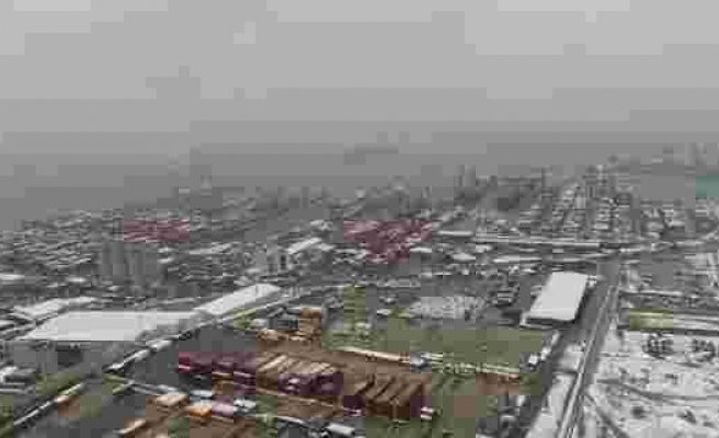 Beyaza bürünen Ambarlı Limanı'ndaki konteynerler havadan görüntülendi