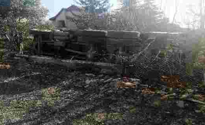 Beylikdüzü'nde freni boşalan hafriyat kamyonu bahçe duvarına devrildi