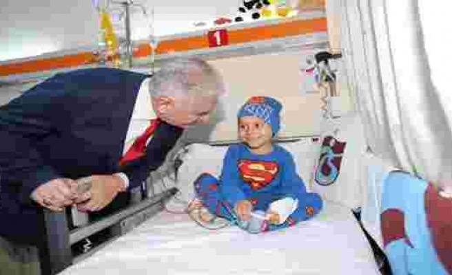 Binali Yıldırım, kanser hastası çocuklarla ziyaret etti