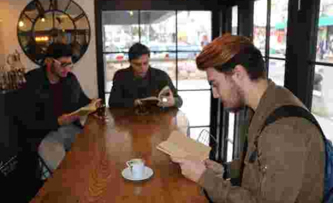 Bu Kuaförde Telefon Kullanmak Yasak: Tıraş Sırasında Müşterilerini Kitap Okumaya Teşvik Eden Mustafa Atadil