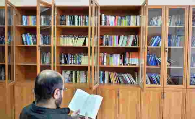 Cezaevi Kütüphanesine Kitap Bağışlandı, Savcı Mahkumlara Seslendi: 'En Çok Okuyan Eşiyle Görüşecek'