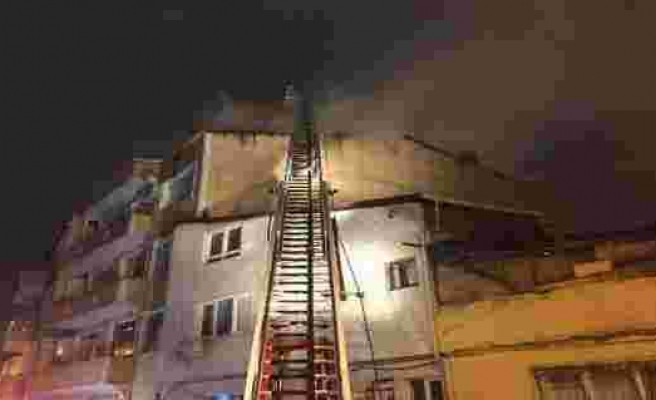 Eyüpsultan'da 4 katlı binanın çatısı alev alev yandı