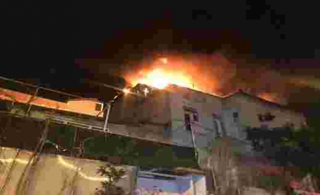 Fatih'te 3 katlı binanın çatısı alev alev yandı