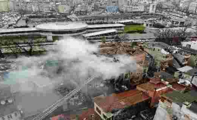 Fatih'te 3 katlı tarihi metruk bina alev alev yandı