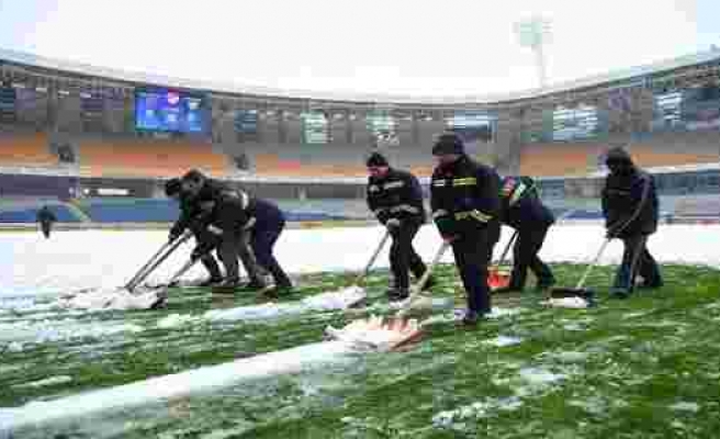 Fatih Terim Stadyumu'nda kar temizleme işlemleri sürüyor