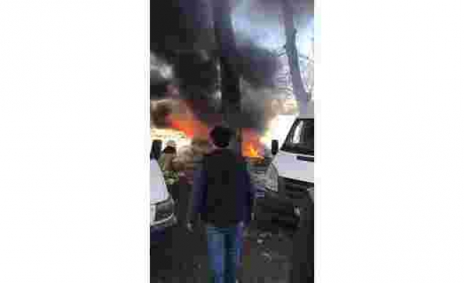 Göztepe'de iki hurda araç alev alev yandı