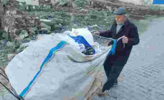 Her Gün 5 Kilometre Yürüyerek Topladığı Plastik Atıklarla Geçimini Sağlamaya Çalışan 75 Yaşındaki Adam
