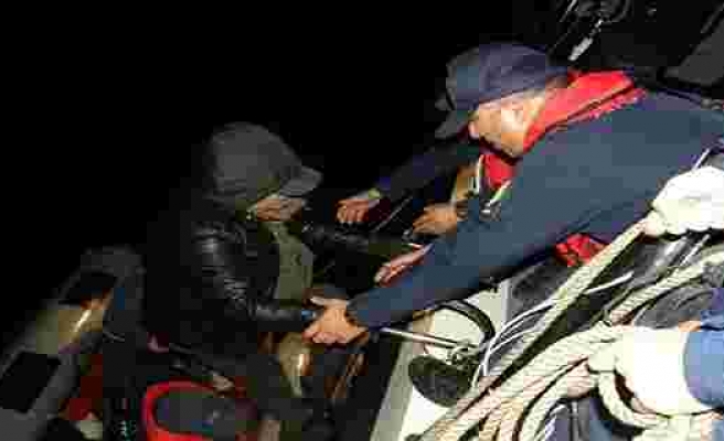 Kadıköy'de karaya oturan teknede mahsur kalanları Sahil Güvenlik kurtardı