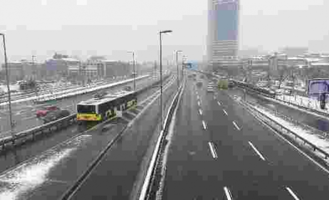 Kar yağışı İstanbul'da trafiği olumsuz etkilemedi