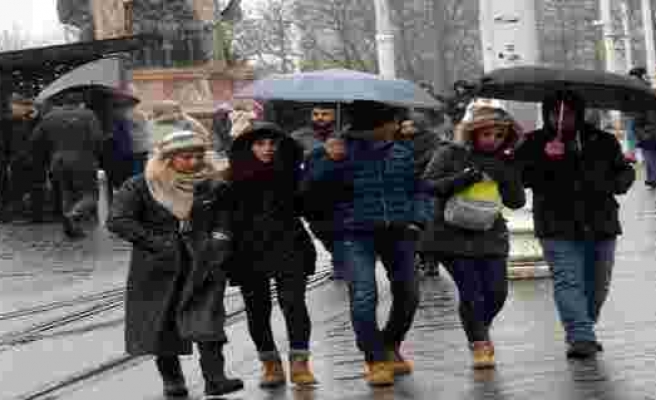 Kar yağışı ve fırtınaya aldırış etmeyen vatandaşlar Taksim'e akın etti